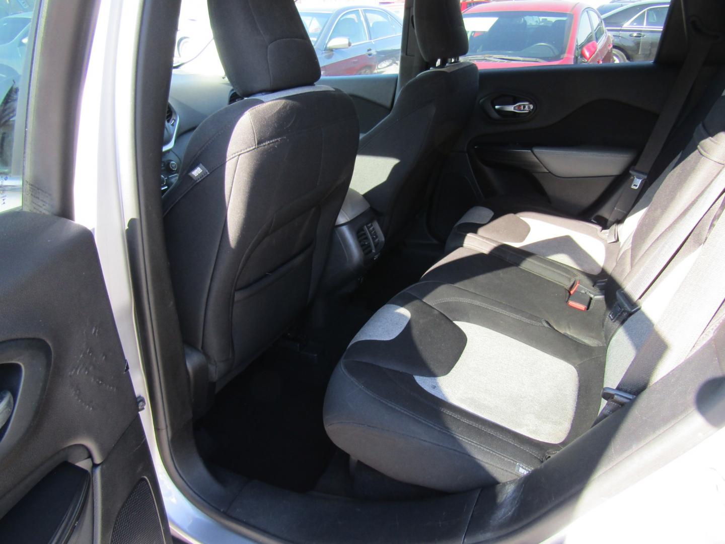 2014 Gray /Gray Jeep Cherokee Latitude FWD (1C4PJLCB2EW) with an 2.4L L4 DOHC 16V engine, Automatic transmission, located at 15016 S Hwy 231, Midland City, AL, 36350, (334) 983-3001, 31.306210, -85.495277 - Photo#4